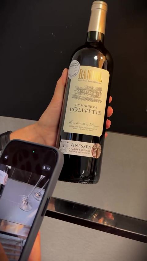 Scanning a Vinessen QR-coded bottle